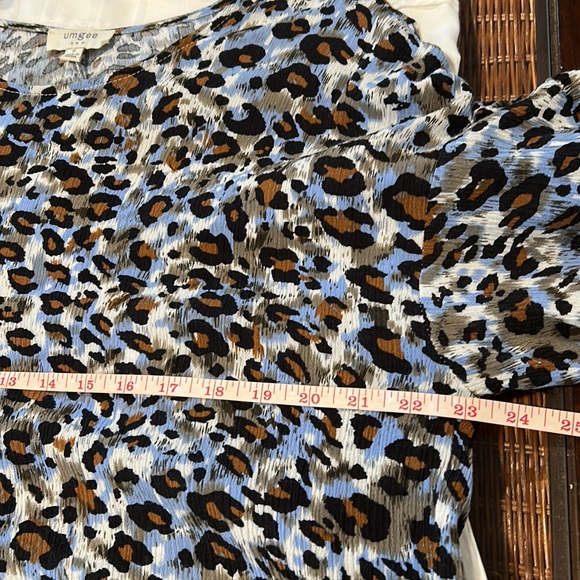 Umgee Small Open Sleeve Animal Print Blouse Like New - Picture 9 of 9